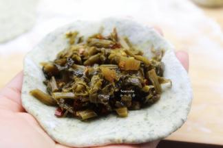 放入香辣老坛酸菜馅，收紧口；