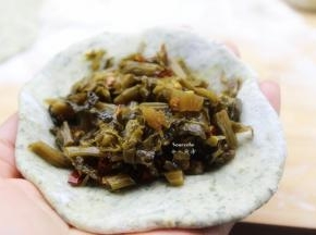 放入香辣老坛酸菜馅，收紧口；