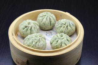 蒸锅垫上食用蒸纸，放入包好的酸菜包子，静放10分钟；PS：包子之间要留足够的空隙，蒸熟的小笼包会变大。