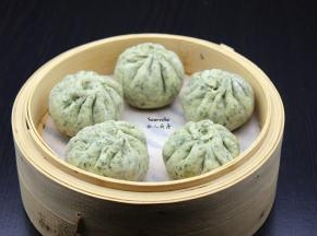 蒸锅垫上食用蒸纸，放入包好的酸菜包子，静放10分钟；PS：包子之间要留足够的空隙，蒸熟的小笼包会变大。