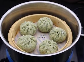 清水煮沸放入锅中，隔水蒸8分钟，关火后3分钟开盖即可。PS：火的大小不同，蒸熟时间不同。