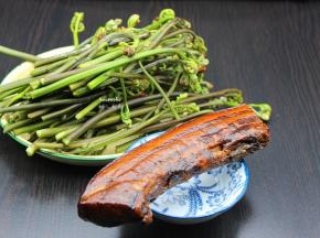 准备好新鲜的蕨菜，洗净，腊肉；