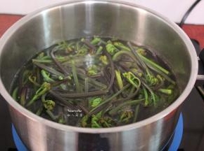 清水煮沸，放入洗净的蕨菜，汆烫，腊肠，过冰水；