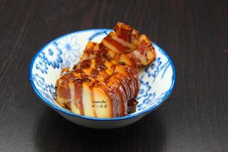 腊肉洗净切片；