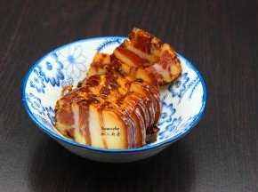 腊肉洗净切片；