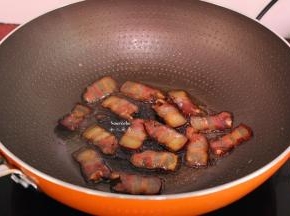 热锅，倒油，小火煎腊肉至熟，起锅；