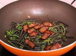 加入煎好的腊肉；