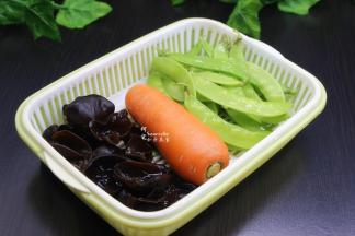 准备好新鲜的荷兰豆、胡萝卜，黑木耳提前浸泡；