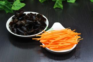 胡萝卜去皮切丝，泡发好的黑木耳，洗净去蒂，沥干水；