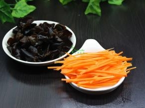 胡萝卜去皮切丝，泡发好的黑木耳，洗净去蒂，沥干水；