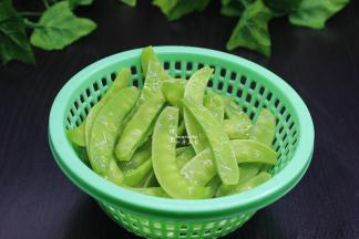 荷兰豆洗净去豆荚，一定要去豆荚哦。豆荚不能食用。