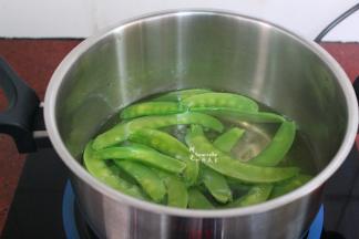 清水煮沸，放入荷兰豆，汆烫至八成熟；