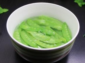 捞出，过冷水。过冷水能保持颜色翠绿，口感香脆。