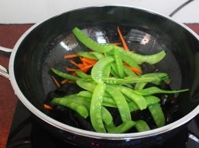 把汆烫好的荷兰豆加入，翻炒；