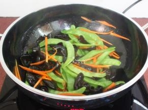 放盐，加点米醋，炒均，清香美味润肠道的菜就出锅了。