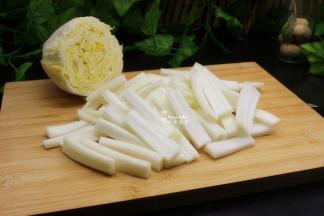 新鲜大白菜，中间切开，去帮，用刀轻松拍打，使之变松，切成4厘米块；