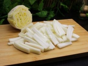 新鲜大白菜，中间切开，去帮，用刀轻松拍打，使之变松，切成4厘米块；