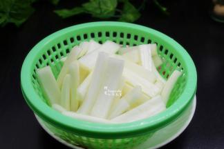 切好的大白菜，沥干水分，待用；