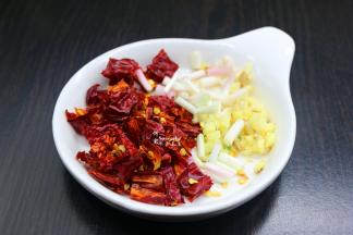 干辣椒、葱白、姜末等全部切好待用；