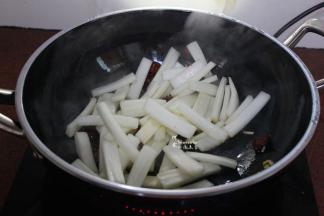 快速倒入大白菜，翻炒；