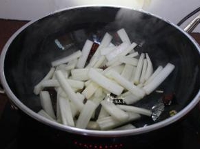 快速倒入大白菜，翻炒；