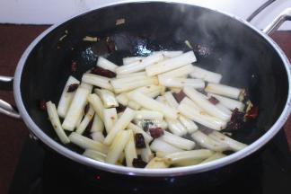 飞火快炒，放生抽、米醋、让白菜四周染上金色；