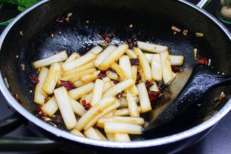 微微的焦糊，守住了水分，放盐炒均即可出锅；