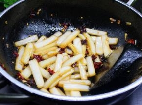 微微的焦糊，守住了水分，放盐炒均即可出锅；
