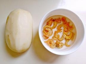莲藕洗干净去皮，虾米用温水泡软