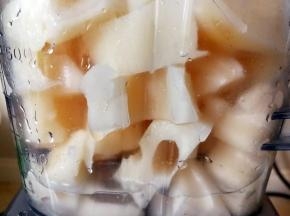 莲藕切丁，加30克左右的清水，放入料理机