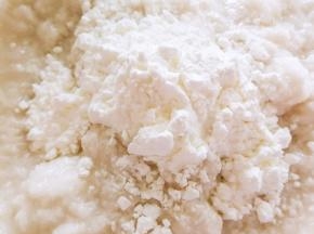 倒到可以蒸的容器里面，加入适量的盐和玉米淀粉，搅拌均匀