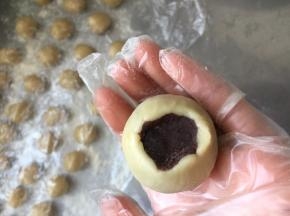慢慢往上推着包