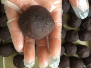按照你月饼模具的大小揉成团。我做的是50克月饼，8:2，也就是10克饼皮，40克的馅。也可以分成7:3，按照自己的习惯分割就好