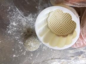 准备好模具，把月饼坯子放进去