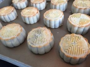 入烤箱，180度，烤八九分钟取出，表面刷少许蛋液