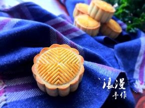 再入烤箱烤十五分钟左右，具体看状态，月饼两侧腰身鼓起即可
