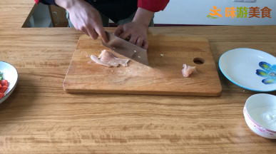 将鸡胸肉去掉表面筋膜切成厚约1mm的长片