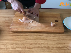 将鸡胸肉去掉表面筋膜切成厚约1mm的长片