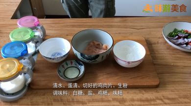 准备好裹鸡球的材料：清水少许、鸡蛋清1个、淀粉适量，盐、白糖、鸡精、味精