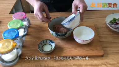 切好的鸡片加入盐、鸡精、味精、白糖、并多次少量加入清水抓匀码味腌制5-6分钟，加入清水是为了让鸡片更好的入味，并且可以保持鸡肉保持更嫩的口感