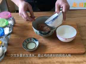 切好的鸡片加入盐、鸡精、味精、白糖、并多次少量加入清水抓匀码味腌制5-6分钟，加入清水是为了让鸡片更好的入味，并且可以保持鸡肉保持更嫩的口感