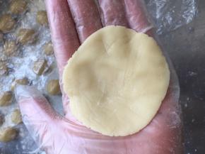 饼皮压成饼
