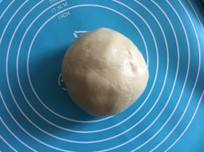 揉成光滑的面团，盖保鲜膜醒面30分钟