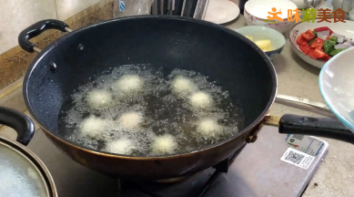 大火将锅烧热，加入适量食用油（没过鸡球即可），当油温烧至7成热时（锅内开始冒烟）将火调至小火，放入鸡球