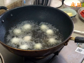 大火将锅烧热，加入适量食用油（没过鸡球即可），当油温烧至7成热时（锅内开始冒烟）将火调至小火，放入鸡球