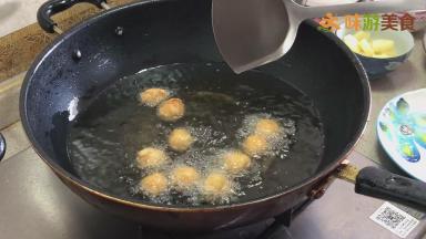 炸时，需要将鸡球来回翻动，确保鸡球受热均匀，炸至表面金黄即可捞起滤油