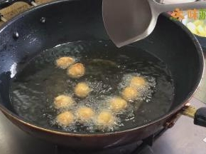 炸时，需要将鸡球来回翻动，确保鸡球受热均匀，炸至表面金黄即可捞起滤油
