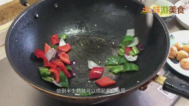 锅烧热加入少量食用油，将双椒、洋葱放入翻炒至断生后盛出