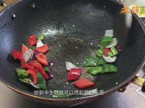 锅烧热加入少量食用油，将双椒、洋葱放入翻炒至断生后盛出