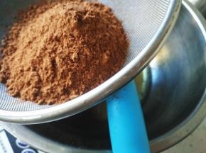 筛入可可粉